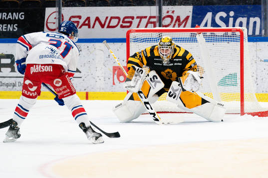 Oskarshamns Myles Powell och Skellefteås målvakt Linus