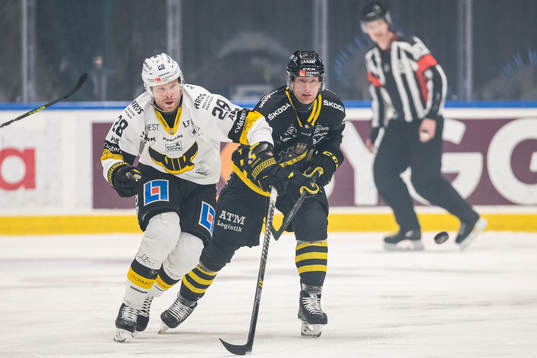 Västerås Lukas Zetterberg och AIKs Richard Gynge