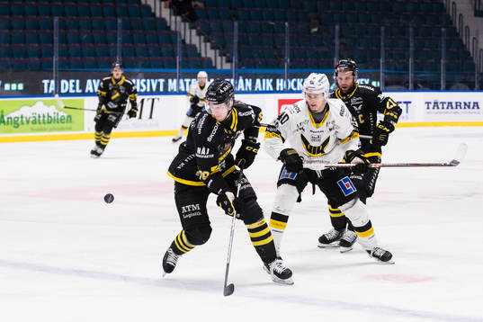 AIKs Thimo Nickl och Christian Sandberg i kamp om pucken