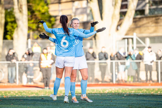 Malmö FFs Malin Gunnarsson och Amanda Kander jublar efter 2-0
