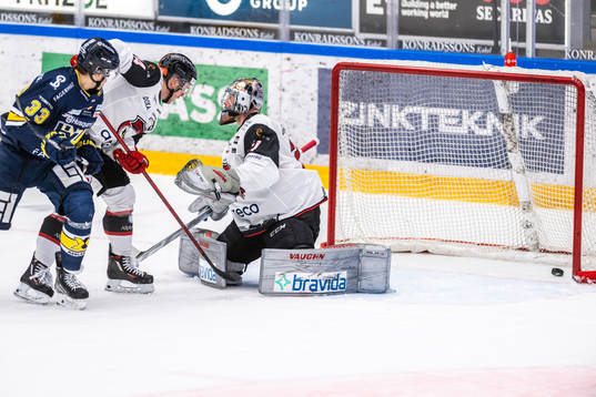 HV71s Måns Lindbäck framför Malmö Redhawks målvakt