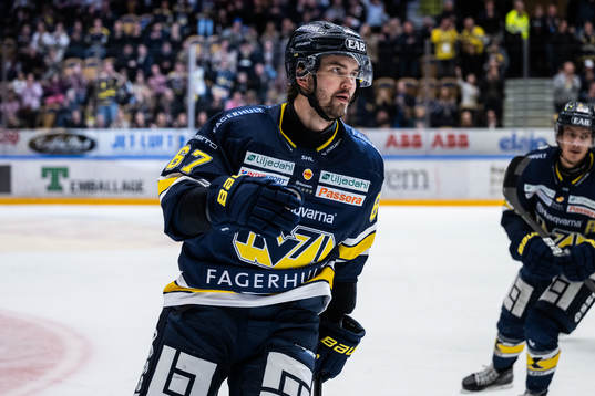 HV71s Oliwer Kaski jublar