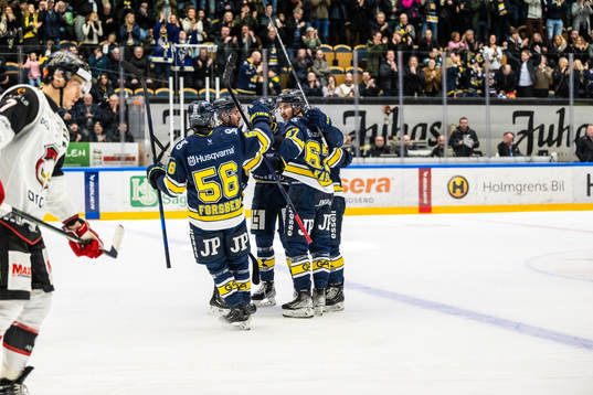HV71s Oliwer Kaski jublar