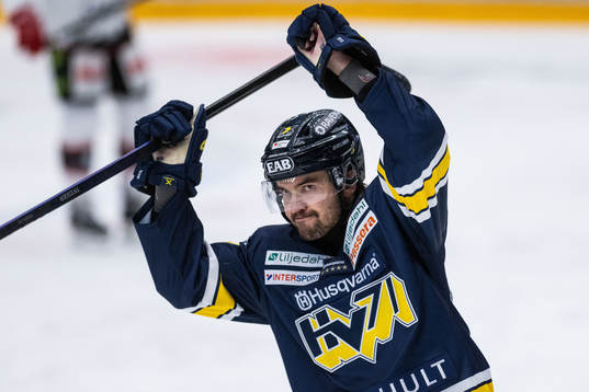 HV71s Oliwer Kaski jublar