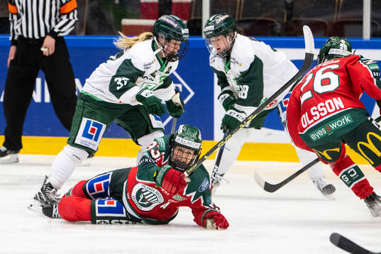 Frölundas Nellie Svensson  tacklas av Färjestads Emmy