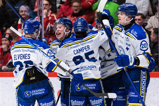 Leksands Carter Camper jublar med lagkamrater