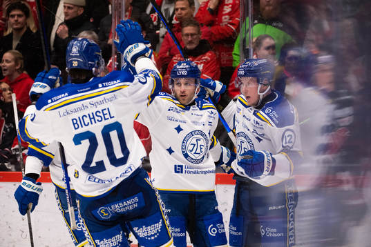 Leksands Carter Camper jublar med lagkamrater