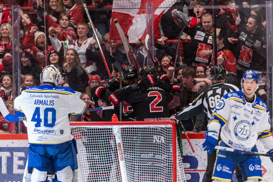 Örebros Kristian Näkyvä jublar med lagkamrater