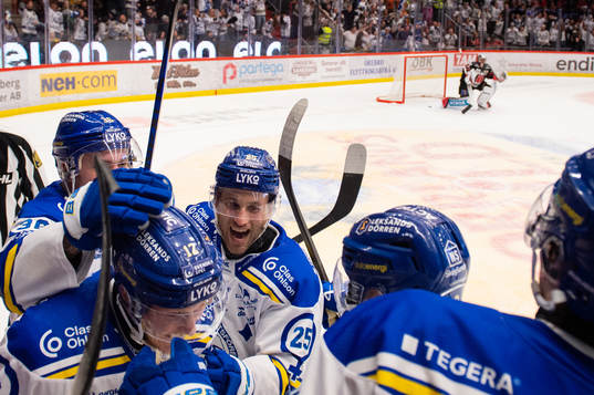 Leksands Carter Camper jublar med sina lagkamrater