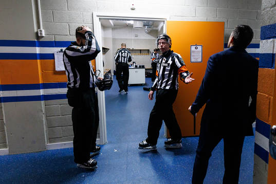 Färjestads assisterande tränare Pelle Prestberg pratar