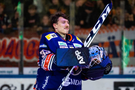 Växjös målvakt Emil Larmi jublar