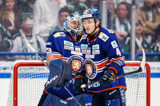 Växjös målvakt Emil Larmi och Keegan Lowe jublar