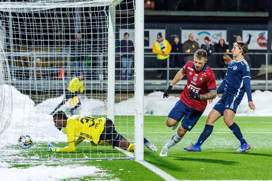 Örgrytes Marcus Haglind Sangre gör 0-2 bakom Utsiktens målvakt Mohamed Bonzo
