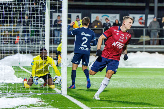 Örgrytes Marcus Haglind Sangre gör 0-2 bakom Utsiktens målvakt Mohamed Bonzo och jublar