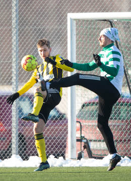IFK Hässleholms Edvin Nilsson och VMAs Julian Grandanovski i träningsmatchen mellan IFK Hässleholm och VMA i Hässleholm 4 februari 2023.