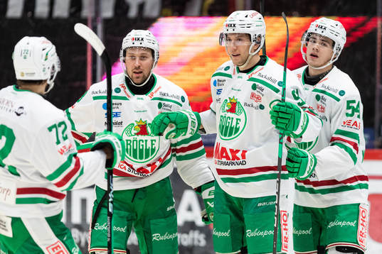 Rögles Adam Tambellini jublar med lagkamrater