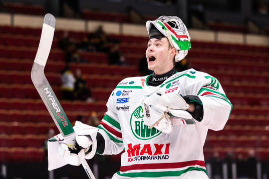 Rögles målvakt Calle Clang jublar