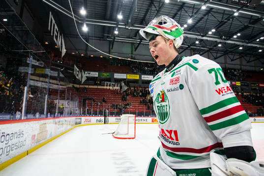 Rögles målvakt Calle Clang jublar