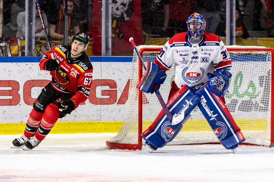 Luleås Konstantin Komarek  och Oskarshamns  Målvakt Tim