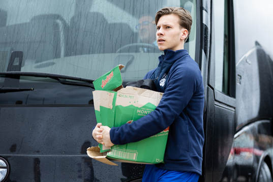 IFK Göteborgs Lucas Kåhed kliver av bussen vid planen