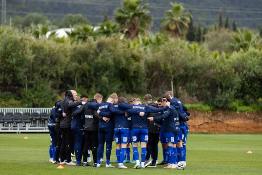 IFK Göteborgs spelare och ledare samlade innan