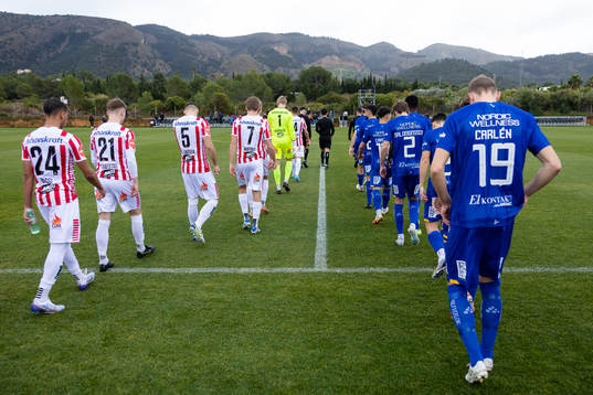 Spelarna på väg ut till träningsmatchen i fotboll mellan IFK Göteborg och Tromsö den 6 februari 2023 i Benidorm. 