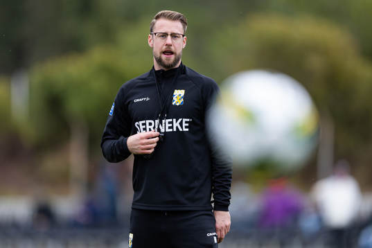 IFK Göteborgs assisterande tränare William Lundin innan träningsmatchen i fotboll mellan IFK Göteborg och Tromsö den 6 februari 2023 i Benidorm. 