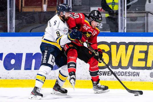 HV71s Taylor Matson och Luleås Tomi Sallinen