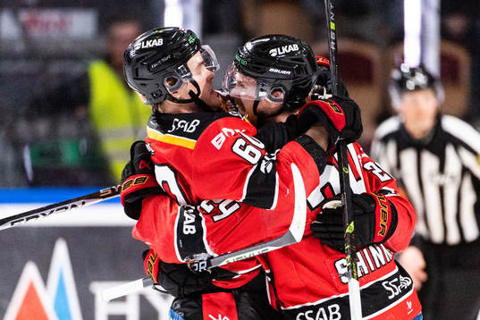 Luleås Julius Honka jublar med Brendan Shinnimin