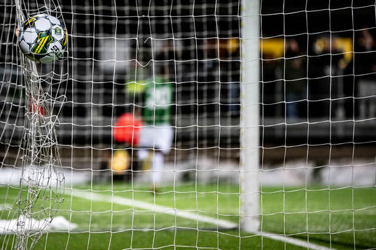 en fotboll i målnätet