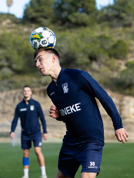 IFK Göteborgs Anton Kurochkin nickar en boll