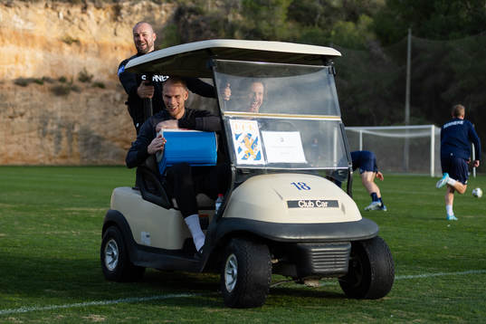 IFK Göteborgs målvaktstränare Lee Baxter, målvakt Pontus Dahlberg och Gustav Svensson i en golfbil