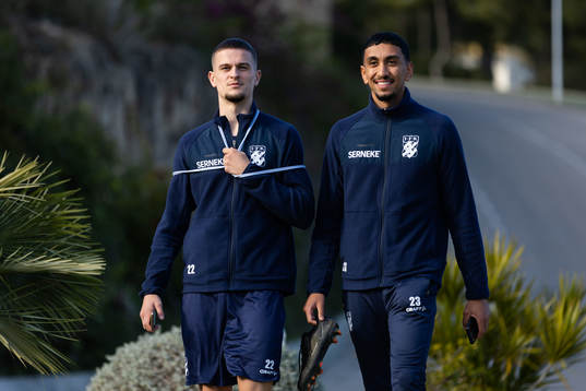IFK Göteborgs Filip Ambroz och Amir Al Amari på väg ned till planen för en träning med IFK Göteborg den 9 februari 2023 i Alicante, Torrevieja. 