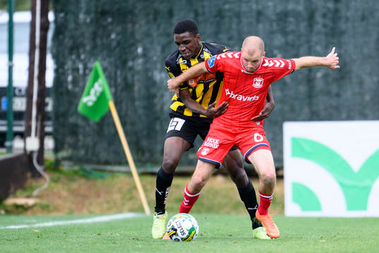 Anomnachi Chidi of Häcken and Nicolai Poulsen of Aarhus