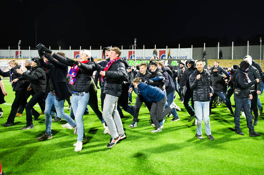 Publiken strömmar fotbollsplanen