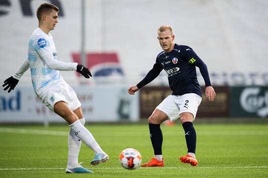 Helsingörs Oliver Drost bevakas av Helsingborgs Philip Rejnhold