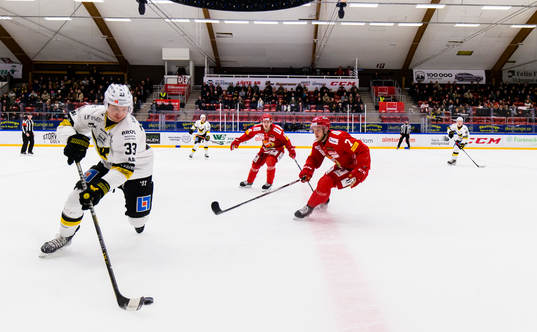 Västerås Oliver Bohm jagas av Almtunas Jacob Spångberg