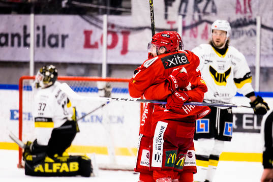 Almtunas Hampus Harlestam jublar med lagkamrater