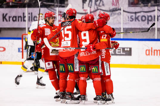 Almtunas Hampus Harlestam jublar med lagkamrater