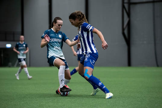 Alingsås Alma Öberg och IFK Göteborgs Malva Larsson