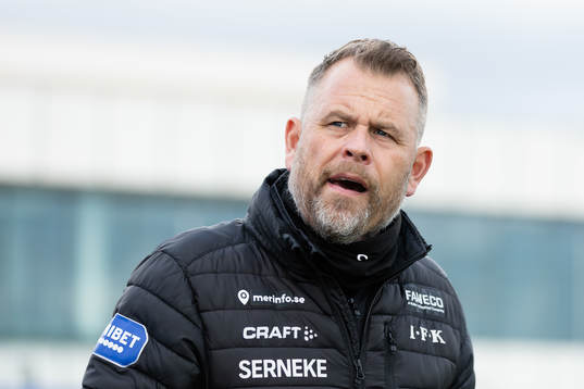 IFK Göteborgs tränare Mikael Stahre innan  träningsmatchen i fotboll mellan IFK Göteborg och Viborg den 11 februari 2023 i San Pedro del Pinatar. 