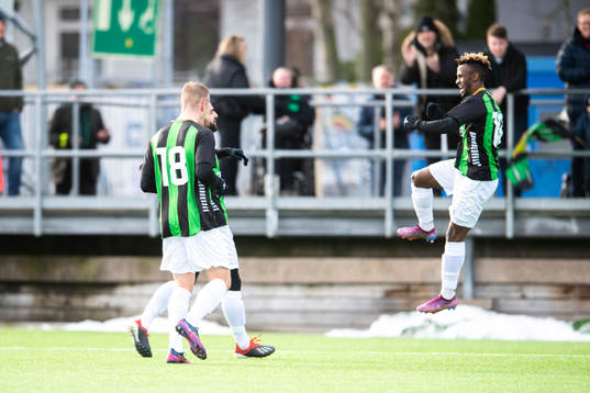 GAIS Alexander Ahl Holmström , målskytt Mervan Celik och Rickard Emeka Friday jublar