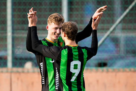 GAIS målskytt Filip Beckman jublar