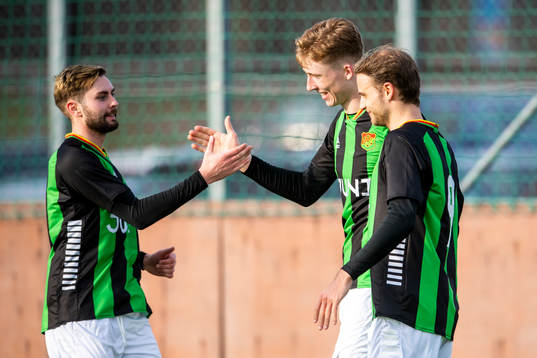 GAIS Axel Noren , målskytten Filip Beckman och Gustav Lundgren jublar
