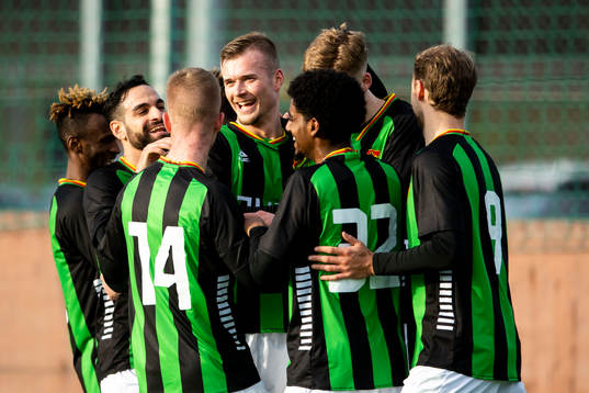 GAIS Rickard Emeka Friday, Mervan Celik, Filip Gustafsson, Alexander Ahl Holmström , Harun Ibrahim , målskytten Filip Beckman och Gustav Lundgren jublar