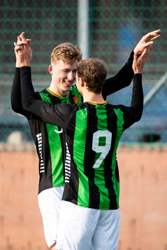 GAIS målskytt Filip Beckman jublar tillsammans med Gustav Lundgren 