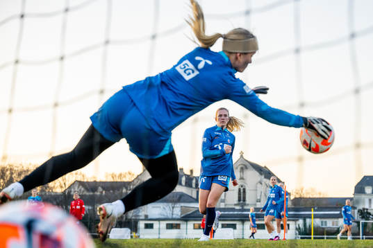 Emilie Nautnes and goalkeeper Guro Pettersen of the