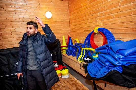 Sportchefen Omid Hushmand innan Arianas träning den 14 februari 2023 i Malmö. 