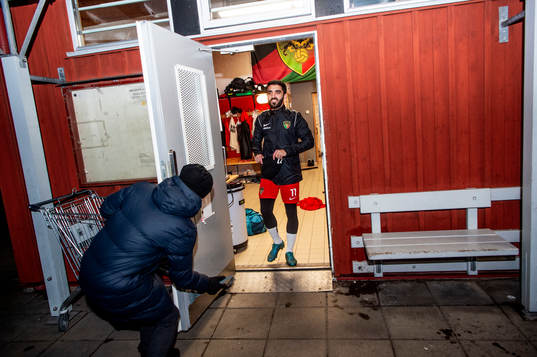 Norlla Amiris och sportchefen Omid Hushmand innan Arianas träning den 14 februari 2023 i Malmö. 