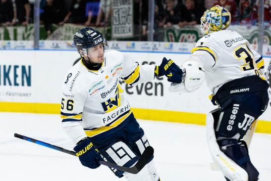 HV71s Fredrik Forsberg jublar